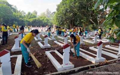 Menyambut Hari Pahlawan: Membersihkan Makam Para Pejuang